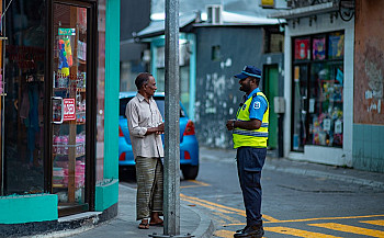 ފިހާރައަށް ދެވޭ، އެކަމަކު ރައްޓެހިންނާއެކީ ބޭރަކަށް ނުދެވޭ. އެއީ ކީއްވެ؟