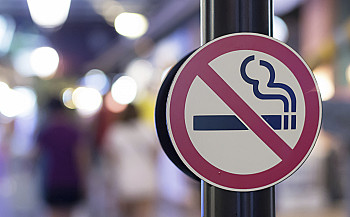 Health minister signs petition against public smoking