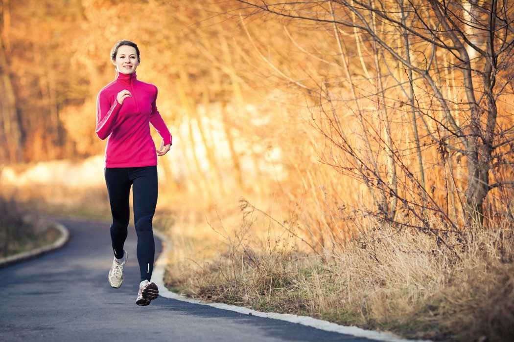 Running years. Девушка пробежка осень. Девушка бежит в осеннем парке.